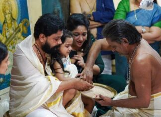 Dileep Instagram - ഇന്ന് ഞങ്ങളുടെ മഹാലക്ഷ്മി ആദ്യാക്ഷരം കുറിച്ചു. ശ്രീശങ്കരന്റെ ദിവ്യസാന്നിദ്ധ്യം നിറഞ്ഞ ആവണംകോട് സരസ്വതി ക്ഷേത്രനടയിൽ. ആദ്യാക്ഷരം അമ്മയാണ്‌, എല്ലാത്തിന്റേയും പ്രഭവം. മഹാലക്ഷ്മിയെ സരസ്വതി ദേവി അനുഗ്രഹിക്കട്ടെ...എല്ലാവരുടെയും അനുഗ്രഹവും പ്രാർത്ഥനയും ഉണ്ടാകണം 🙏🙏🙏