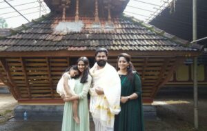 Dileep Instagram - ഇന്ന് ഞങ്ങളുടെ മഹാലക്ഷ്മി ആദ്യാക്ഷരം കുറിച്ചു. ശ്രീശങ്കരന്റെ ദിവ്യസാന്നിദ്ധ്യം നിറഞ്ഞ ആവണംകോട് സരസ്വതി ക്ഷേത്രനടയിൽ. ആദ്യാക്ഷരം അമ്മയാണ്‌, എല്ലാത്തിന്റേയും പ്രഭവം. മഹാലക്ഷ്മിയെ സരസ്വതി ദേവി അനുഗ്രഹിക്കട്ടെ...എല്ലാവരുടെയും അനുഗ്രഹവും പ്രാർത്ഥനയും ഉണ്ടാകണം 🙏🙏🙏