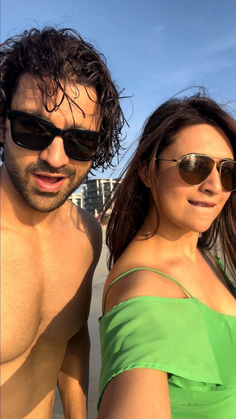 Divyanka Tripathi Instagram - If @vivekdahiya was in Mumbai, he wouldn't have let me post it. 🤷🏻‍♀️ (Taking advantage of the situation 😈) Us on the beach- Barely romantic! Mostly idiotic! #ValentinesSpecial