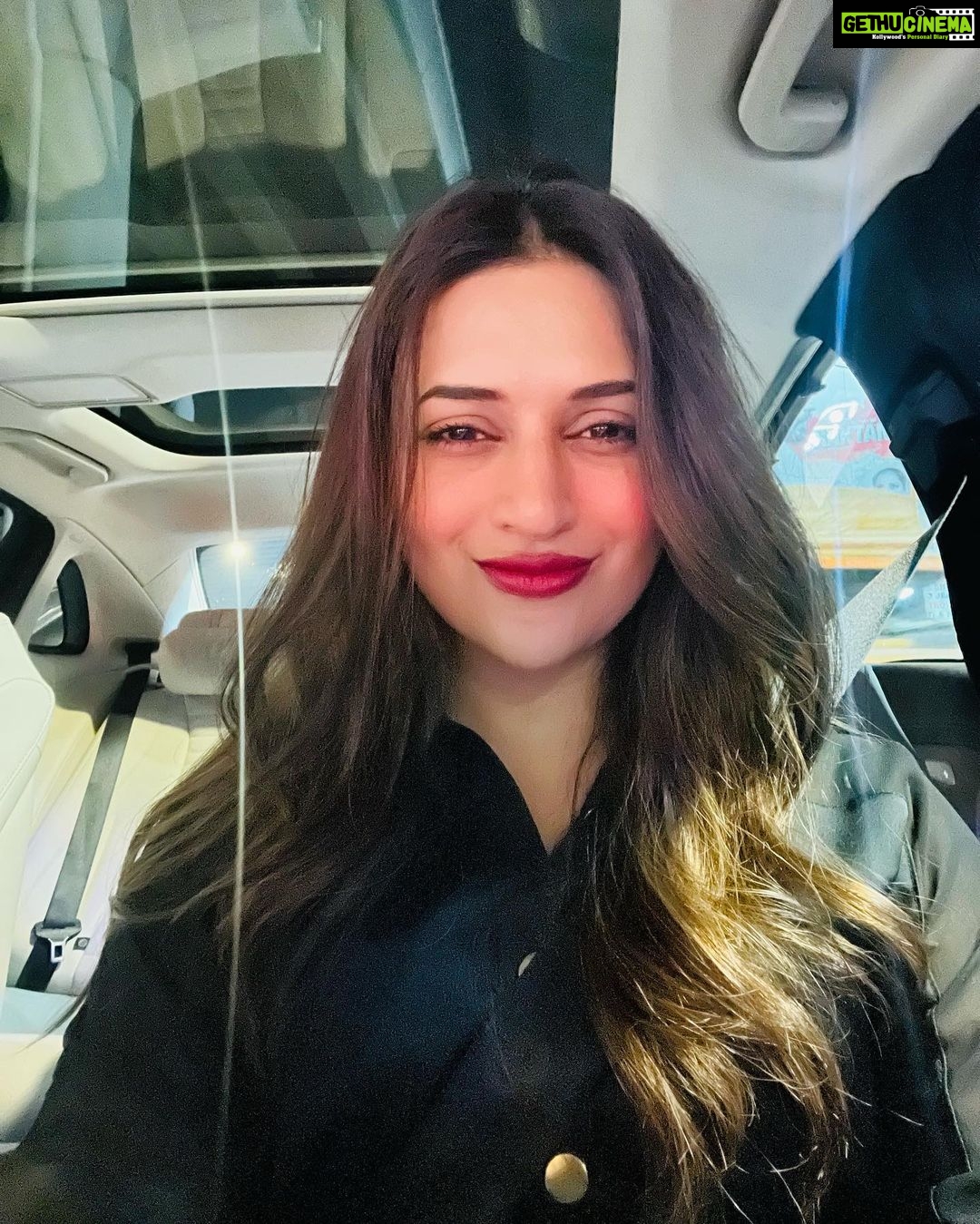Divyanka Tripathi Instagram - Movie outing last night... You are looking at a Happy #FilmyKeeda 😍💃🏻 #selfie