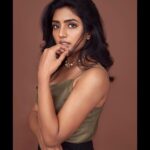 Eesha Rebba Instagram – Ok! Which one is your fav pic? 🤎🖤

Photography : @anuragkamilla 
Styled by : @purple_lover__ 
MUA : @deepikakarnanimakeovers 
Jewellery : @kalon_artjewellery 
Skirt : @notchabovecreations