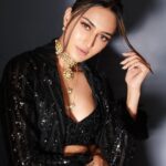 Erica Fernandes Instagram - They say black is my colour . Is it ? . Outfit @sawangandhiofficial Jewellery @tyaanijewellery @beenarahejafinejewellery Outfit courtesy @shrushti_216 📸 @visualaffairs_va . . . . . . . . . . . . . . . . . . #tvactress #indianfashioninfluencer #indianfashion #actressgallery #actressstyle #ericafernandes #fashionblogger #mumbaifashion #delhifashion #ericafernandes #ejf #indianinfluencer #indianblogger #indianactresses #socialinfluencer #fashionbloggerindia #indianfashionblog