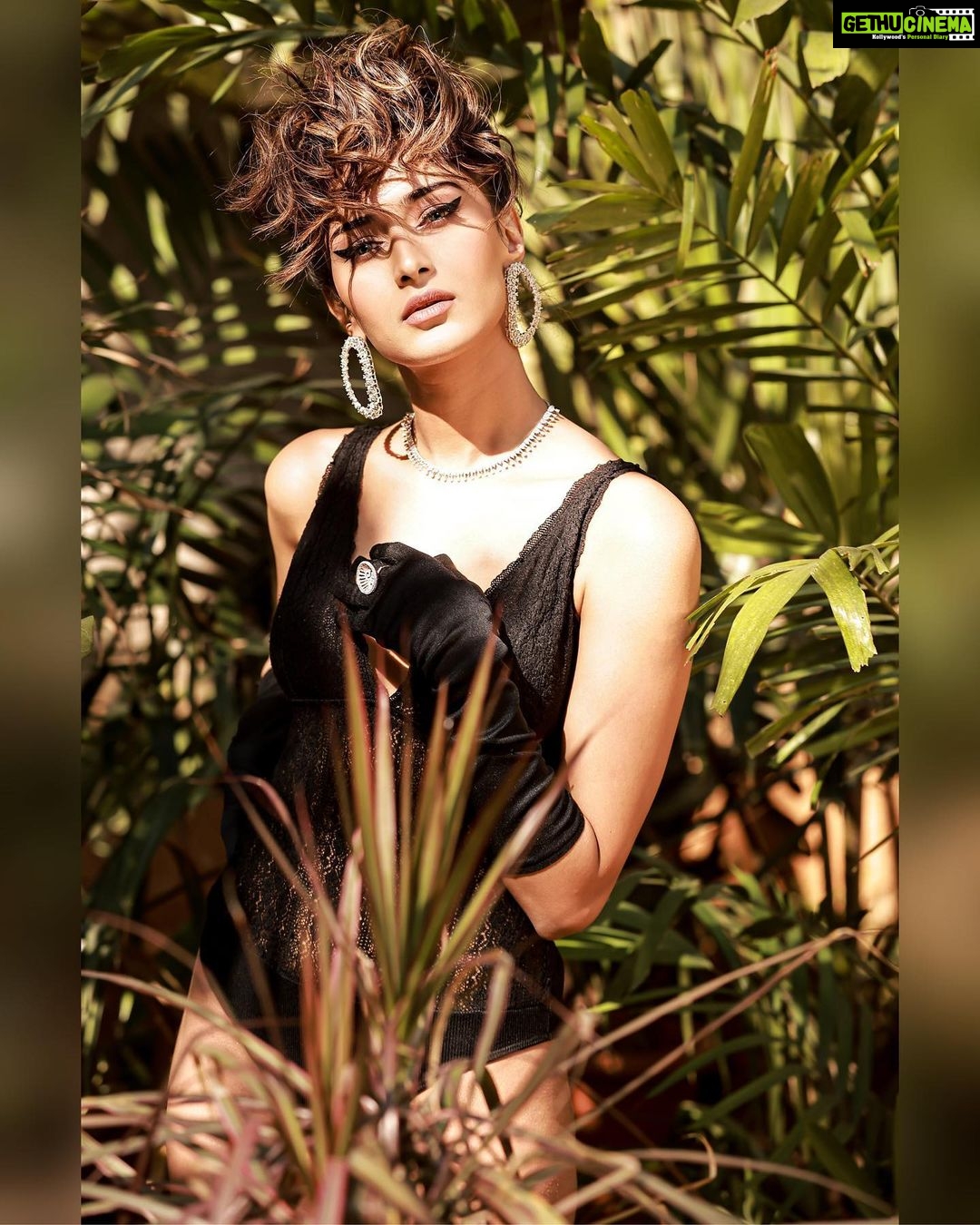Erica Fernandes Instagram - The first thing my mom asked me while I was showing her my shoot pics .. she went like “ who is that !!! “ Am i that unrecognisable in this look ? I would like to know what you guys think . Photographer @amitkhannaphotography Styling @stylingbyvictor @sohail__mughal___ Makeup @dishisanghvii Hair @irfanshaikh_hair_11.11 Earing @dishisjewels Rings @putstyle07 @kushalsfashionjewellery Location partner @grandhyattmumbai . . . . . . . . . . . . #indianmodelling #desimodel #modelsofindia #indianfemalemodel #indianinfluencer #indianfashioninfluencer #allindianblogger #modelindia #actressstyle #actressgallery #igindia #instagrammodels #tvactress #indianactress #indianmodel #mumbaifashionblogger #ericafernandes #ejf #fashionstatement Grand Hyatt Mumbai