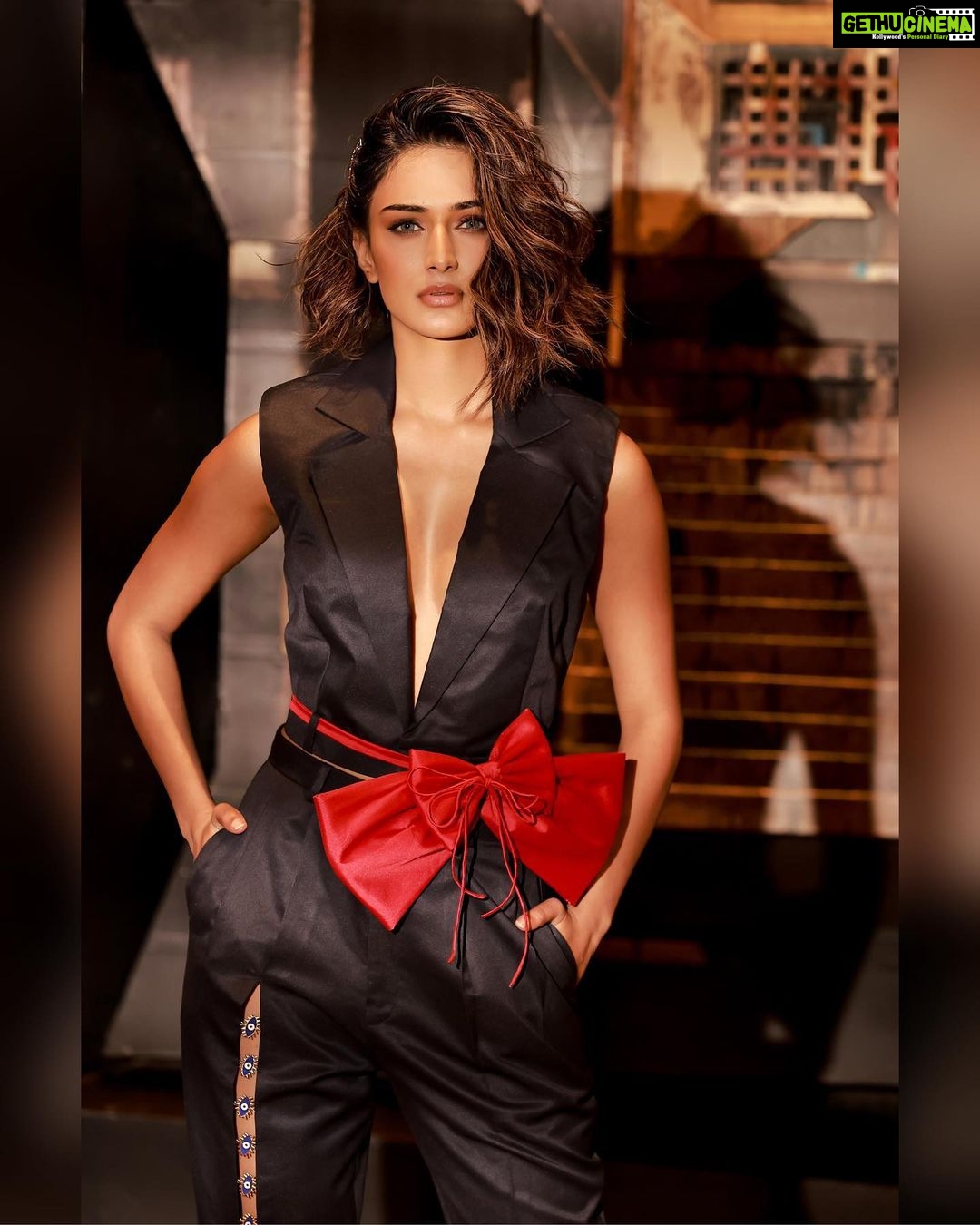 Erica Fernandes Instagram - Thats my model face π . Photographer @amitkhannaphotography Styling @stylingbyvictor @sohail__mughal___ Makeup @dishisanghvii Hair @irfanshaikh_hair_11.11 Outfit @me.nikhil.9 Location partner @grandhyattmumbai Grand Hyatt Mumbai