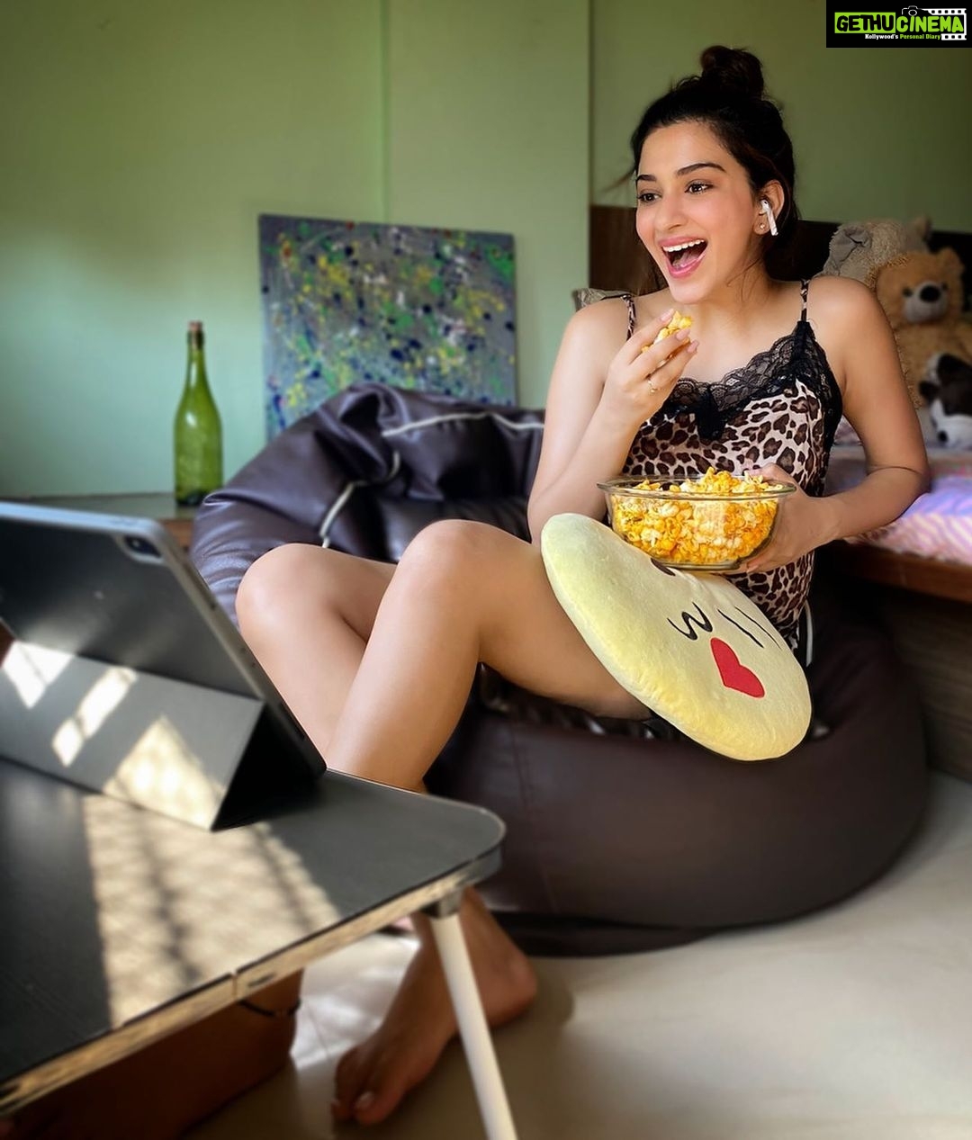 Eshanya Maheshwari Instagram - These days my afternoons are full of entertainment ðŊ ð ðĪŠ ðĪ Netflix + popcorn = ðŧð any guesses which show I am watching ðĪ #lockdown #quarantinelife #netflix #popcorn