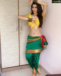 Eshanya Maheshwari Instagram - Major missing making those crazy dance covers 😢🙈🙇🏻‍♀️ waiting for this lockdown to over soon so we all can jump back to do what we love.... #takemeback #dancing #bollywood #timtim #dancecovers
