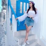Eshanya Maheshwari Instagram - Mentally somewhere else...🙇🏻‍♀️ 😍Greece 🇬🇷 #majormissing #mykonos #greece #travelblogger #takemeback #throwback Mykonos, Greece