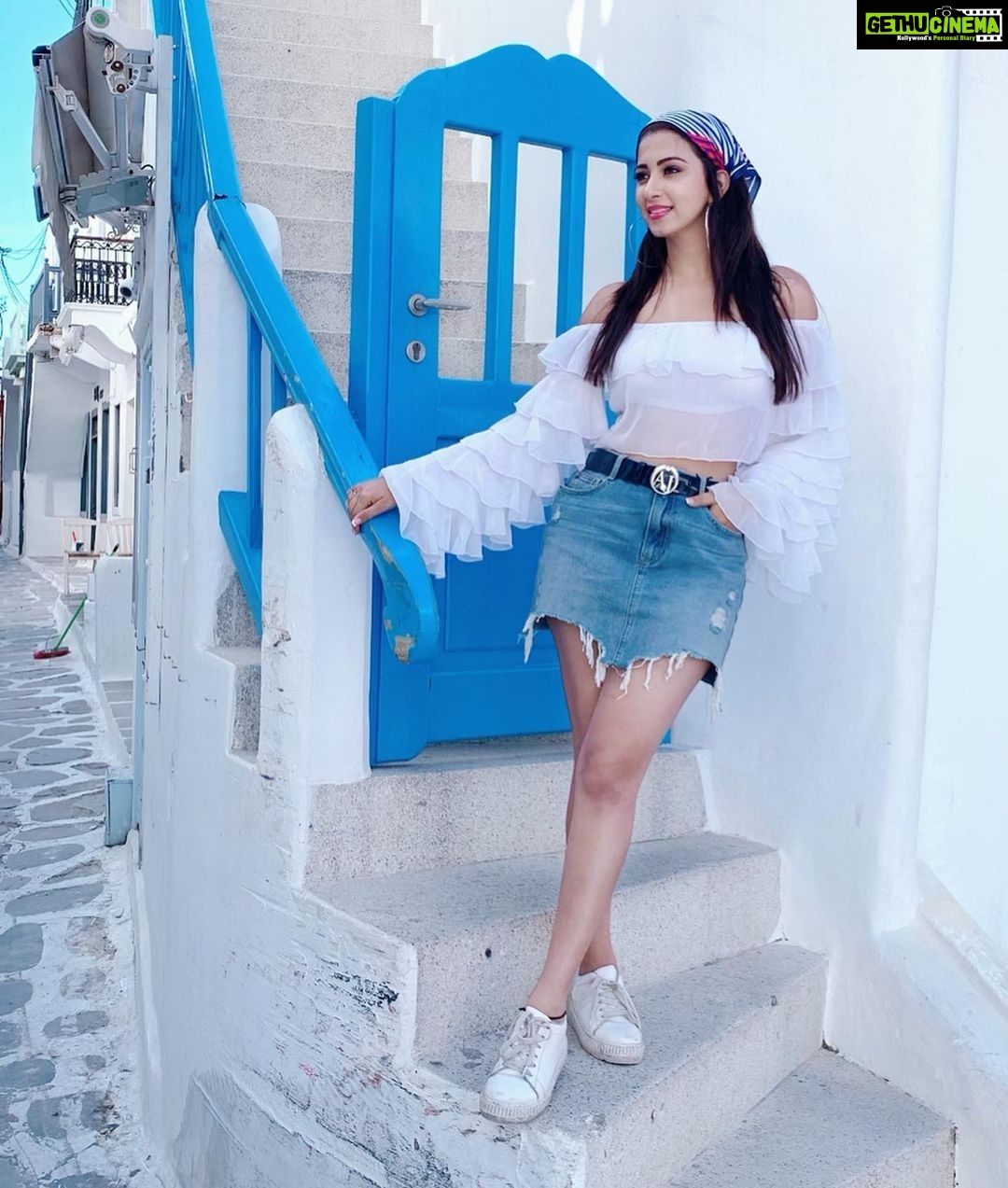 Eshanya Maheshwari Instagram - Mentally somewhere else...ππ»ββοΈ πGreece π¬π· #majormissing #mykonos #greece #travelblogger #takemeback #throwback Mykonos, Greece