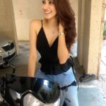 Eshanya Maheshwari Instagram - Trying to learn new things 🛵 in this quarantine period... What is your new thing in this quarantine time?