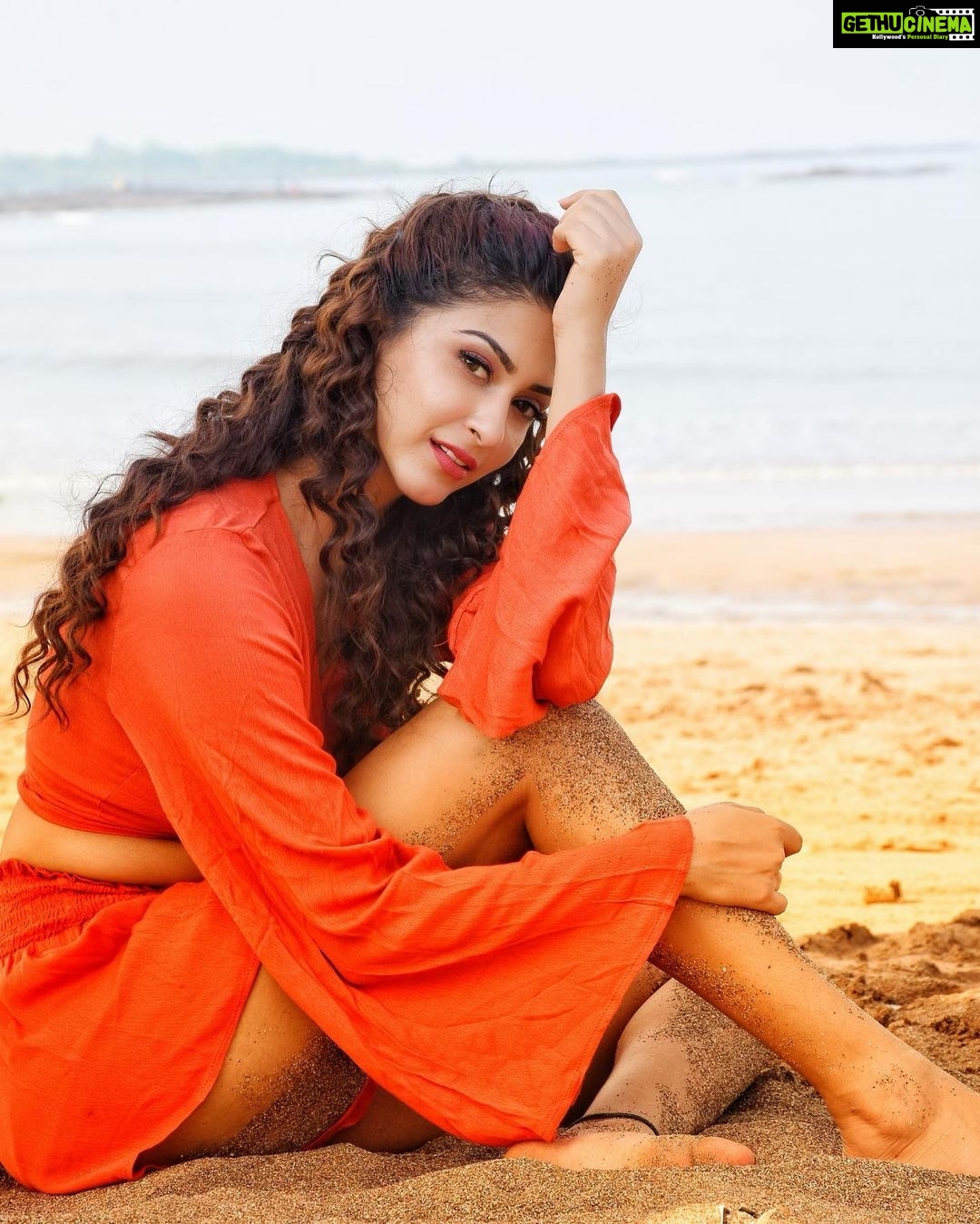 Eshanya Maheshwari Instagram - Be a good person But don’t waste time to prove it.🧡 Photographer- @ajayyparmar Makeup- @zuberiya_ansari Hair- @humaiiraansari Styling- 🙋🏻♀️ #sunkissed #sunshine #sparkle #smiles #poser #fashionblogger #instablogger #styleblogger #eshanyamaheshwari #lifestyleblogger #actor #cute #lovewithme #gratitude #instalove #cute #gorgeous