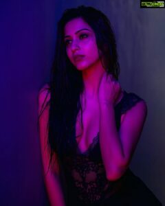 Eshanya Maheshwari Instagram - L̾o̾o̾k̾s̾ l̾i̾k̾e̾ s̾o̾m̾e̾o̾n̾e̾ i̾s̾ o̾n̾ 🔥 Photographer- @neerajskk H&M- @garg_kinjal #neonlights #neonphotography #selflove #poser #photoshoot #model #actress #fashionmodel #fashionblogger #eshanyamaheshwari #pink #black #💗🖤