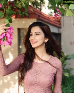 Eshanya Maheshwari Instagram - Somewhere, someone is thinking of you and smiling..🥰😁❤️ #sundayvibes #smile #alwayssmile #beauty #simplelife #youmakemesmile #eshanyamaheshwari