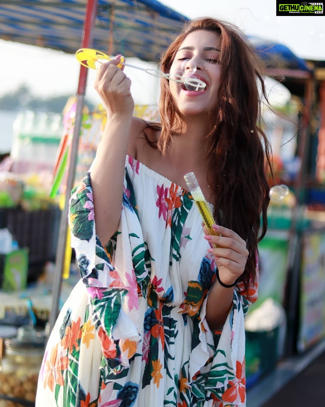 Eshanya Maheshwari Instagram - The happiest people don't have the best of everything,they just make the best of everything. Picture courtesy- @dailyverve Outfit- @missa_more_clothing Location- @alleppey.stories #smile #smilemoreoften #life #happiness💕 #relivingmychildhood #happinessisinyou #beyourself #kerala #keralatrip #travelwithme #travelwitheshanya #eshanyamaheshwari #travelblogger #instatravel #travelgram #traveler Alleppy, Alapuzza, Kerala, South India