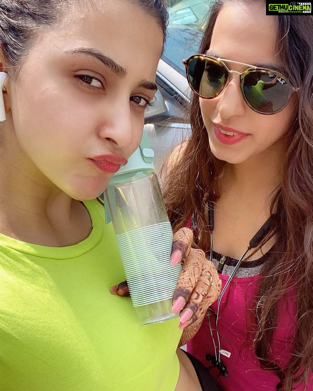 Eshanya Maheshwari Instagram - Outside gym ποΈββοΈ Got papped again π€π
by my own paparazzi π» @bmaheshwari10 #gymlook #fitgirls #fitnessfreak #papparazzi #papped #fun #saturdayvibes #crazysisters #girlswithgoals #postworkout #candid #eshanyamaheshwari