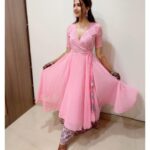 Eshanya Maheshwari Instagram - मेहँदी है रचनेवाली, हाथों में गहरी लाली कहें सखियाँ, अब कलियाँ, हाथों में खिलने वाली हैं तेरे मन को, जीवन को, नई ख़ुशियाँ मिलने वाली हैं.... 🥰☺️✨P.S- NOT GETTING MARRIED OR ENGAGED 😅 This mehendi is just for shoot 😁 #mehndi #filmygirl #desigirl #eshanyamaheshwari #love #smile #happiness