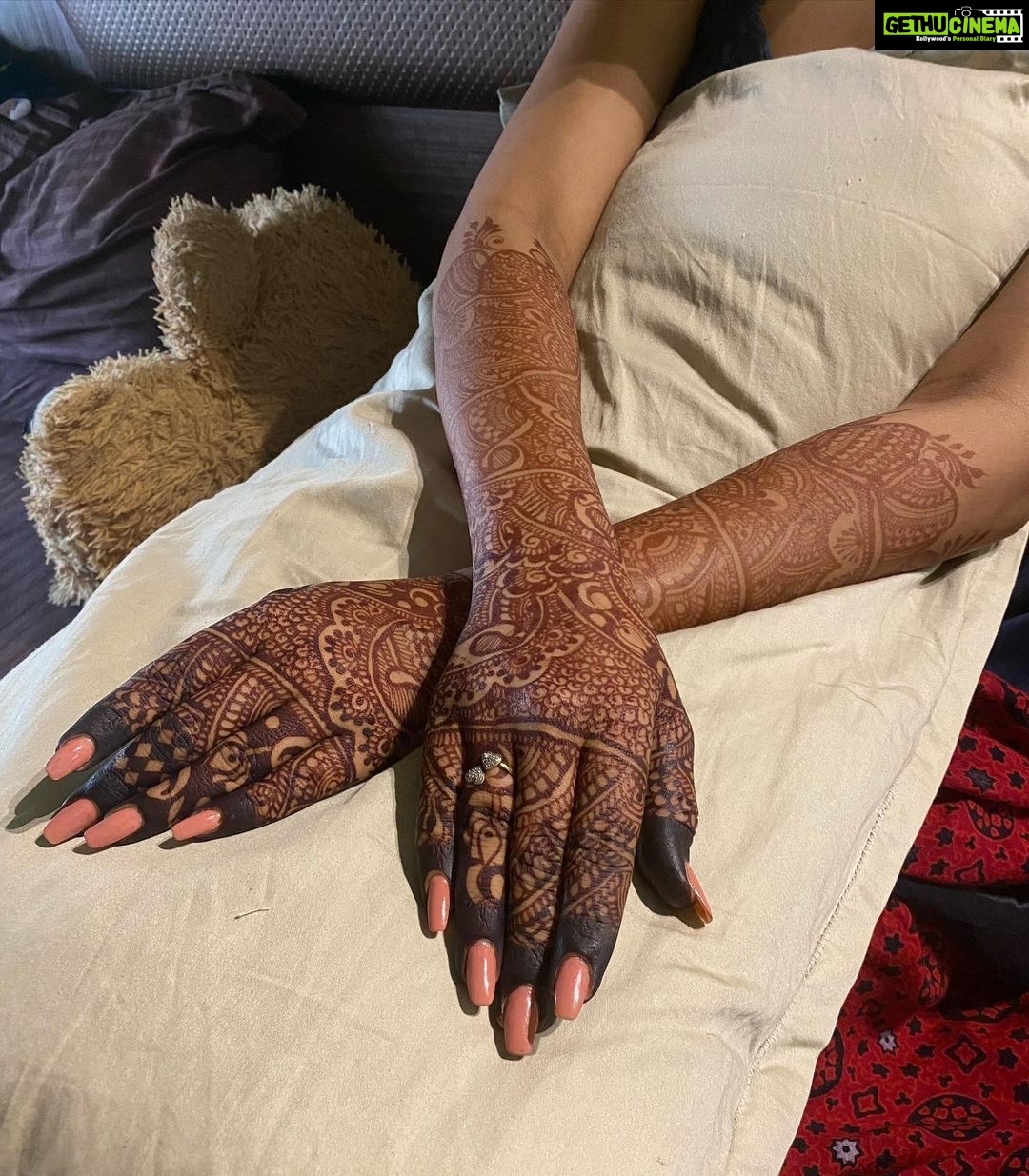 Eshanya Maheshwari Instagram - मेहँदी है रचनेवाली, हाथों में गहरी लाली कहें सखियाँ, अब कलियाँ, हाथों में खिलने वाली हैं तेरे मन को, जीवन को, नई ख़ुशियाँ मिलने वाली हैं.... 🥰☺️✨P.S- NOT GETTING MARRIED OR ENGAGED 😅 This mehendi is just for shoot 😁 #mehndi #filmygirl #desigirl #eshanyamaheshwari #love #smile #happiness