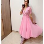Eshanya Maheshwari Instagram - मेहँदी है रचनेवाली, हाथों में गहरी लाली कहें सखियाँ, अब कलियाँ, हाथों में खिलने वाली हैं तेरे मन को, जीवन को, नई ख़ुशियाँ मिलने वाली हैं.... 🥰☺️✨P.S- NOT GETTING MARRIED OR ENGAGED 😅 This mehendi is just for shoot 😁 #mehndi #filmygirl #desigirl #eshanyamaheshwari #love #smile #happiness