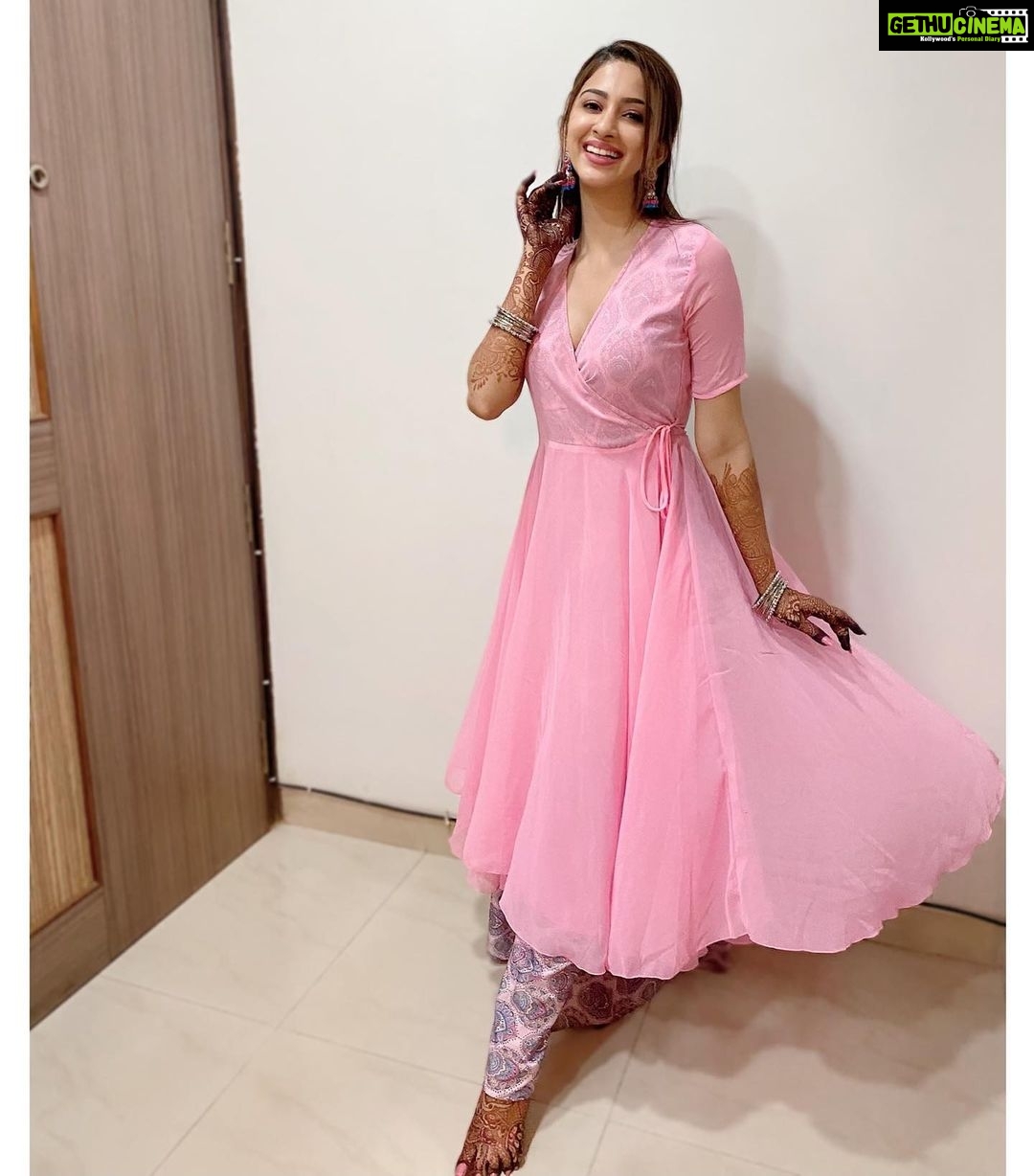 Eshanya Maheshwari Instagram - मेहँदी है रचनेवाली, हाथों में गहरी लाली कहें सखियाँ, अब कलियाँ, हाथों में खिलने वाली हैं तेरे मन को, जीवन को, नई ख़ुशियाँ मिलने वाली हैं.... 🥰☺️✨P.S- NOT GETTING MARRIED OR ENGAGED 😅 This mehendi is just for shoot 😁 #mehndi #filmygirl #desigirl #eshanyamaheshwari #love #smile #happiness
