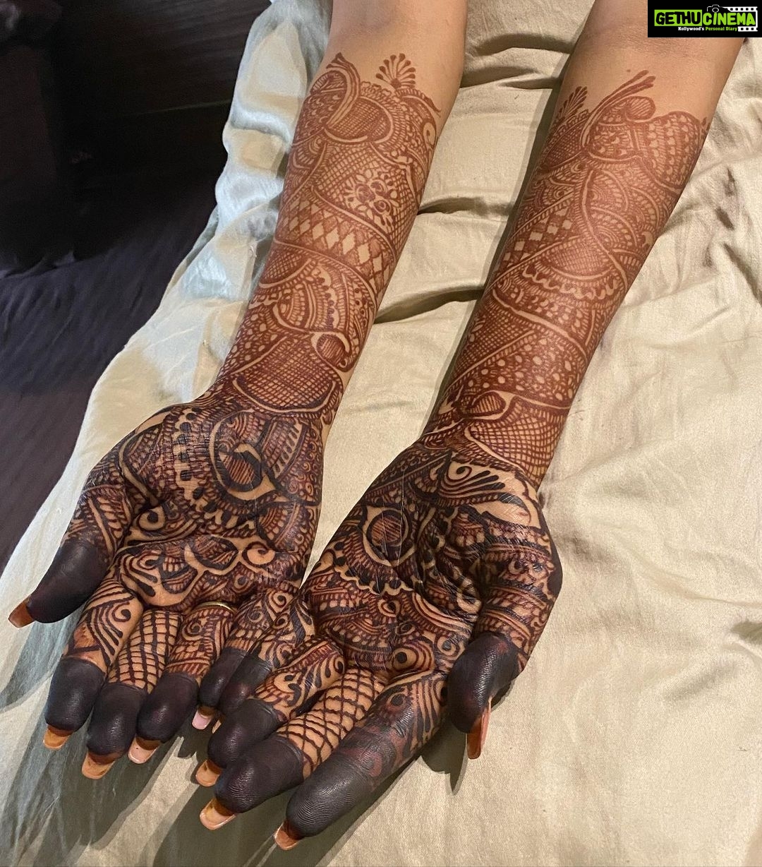 Eshanya Maheshwari Instagram - मेहँदी है रचनेवाली, हाथों में गहरी लाली कहें सखियाँ, अब कलियाँ, हाथों में खिलने वाली हैं तेरे मन को, जीवन को, नई ख़ुशियाँ मिलने वाली हैं.... 🥰☺️✨P.S- NOT GETTING MARRIED OR ENGAGED 😅 This mehendi is just for shoot 😁 #mehndi #filmygirl #desigirl #eshanyamaheshwari #love #smile #happiness