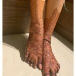 Eshanya Maheshwari Instagram - मेहँदी है रचनेवाली, हाथों में गहरी लाली कहें सखियाँ, अब कलियाँ, हाथों में खिलने वाली हैं तेरे मन को, जीवन को, नई ख़ुशियाँ मिलने वाली हैं.... 🥰☺️✨P.S- NOT GETTING MARRIED OR ENGAGED 😅 This mehendi is just for shoot 😁 #mehndi #filmygirl #desigirl #eshanyamaheshwari #love #smile #happiness