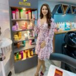Eshanya Maheshwari Instagram - At grand opening of @refflection_salon 💁🏻‍♀️💕👏🏻✨🤗 By my dear friend @savlakashish15 @savlajigna 🤗 wish you guys lot’s of luck ✨ and great success... Ghatkopar East, Mumbai (Suburban)