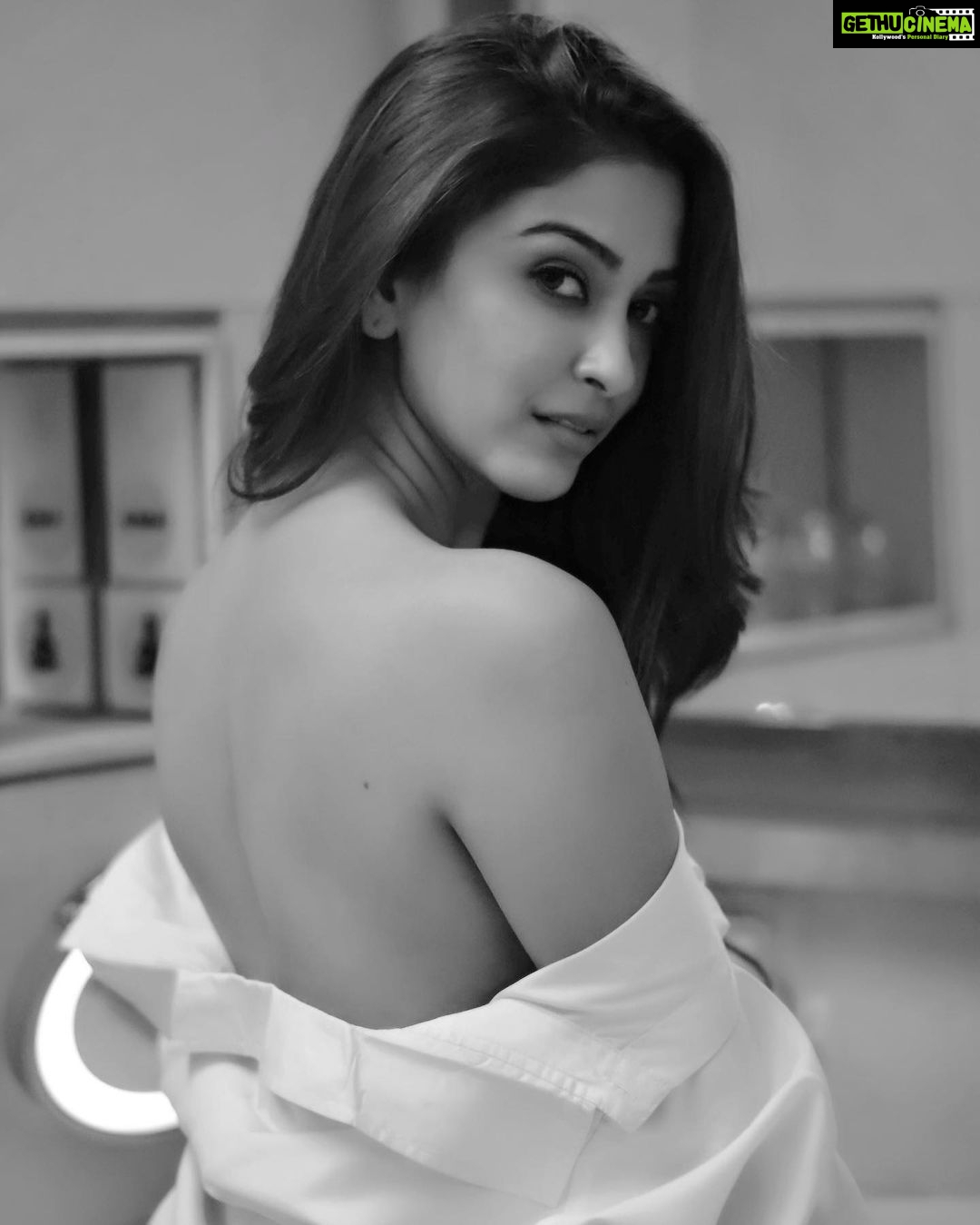 Eshanya Maheshwari Instagram - Itโs 3rd day of the week but it still feels like Sunday ๐ #lazyvibes #bedmood #poser #nior #b&w #blackandwhitephotography #eshanyamaheshwari Photographer- @ruskinfelix H&M @zuberiya_ansari The Westin Mumbai Garden City