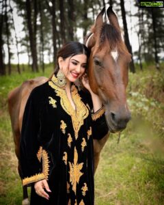 Eshanya Maheshwari Instagram - The soul, like the moon is new, and always new again. ✨ Kashmiri Pheran by @pashmkaar M&H by @zuberiya_ansari Photography by @ajayyparmar #kashmiripheran #pheran #black #esshanya #esshanyamaheshwari #picoftheday #fashionista #instastyle #kashmirilook