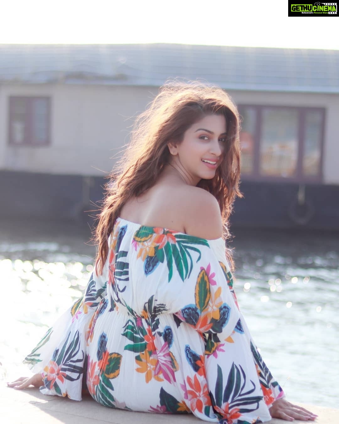 Eshanya Maheshwari Instagram - The happiest people don't have the best of everything,they just make the best of everything. Picture courtesy- @dailyverve Outfit- @missa_more_clothing Location- @alleppey.stories #smile #smilemoreoften #life #happiness💕 #relivingmychildhood #happinessisinyou #beyourself #kerala #keralatrip #travelwithme #travelwitheshanya #eshanyamaheshwari #travelblogger #instatravel #travelgram #traveler Alleppy, Alapuzza, Kerala, South India