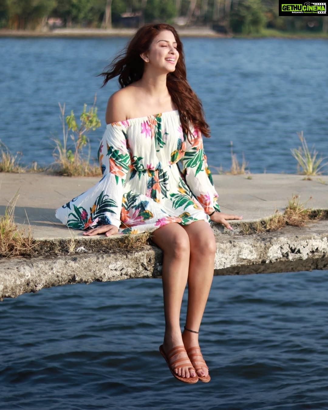 Eshanya Maheshwari Instagram - The happiest people don't have the best of everything,they just make the best of everything. Picture courtesy- @dailyverve Outfit- @missa_more_clothing Location- @alleppey.stories #smile #smilemoreoften #life #happinessđź’• #relivingmychildhood #happinessisinyou #beyourself #kerala #keralatrip #travelwithme #travelwitheshanya #eshanyamaheshwari #travelblogger #instatravel #travelgram #traveler Alleppy, Alapuzza, Kerala, South India