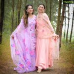 Eshanya Maheshwari Instagram - Khene ke liye hai bhaidooj Par hai yeh din bhi rakhi ki tarah mein apni iss pyaari behan ke saath manati hoon 💕🧿💕 @bhavikamaheswari10 Happy #bhaidooj to all my #instafamily Sisters in @aachho H&M by @zuberiya_ansari Photography by @ajayyparmar #bhaidooj #diwali #diwalioutfit #diwalilook #esshanyamaheshwari #esshanya #picoftheday #ootd #fashionista #instastyle #sisters #maheshwarisisters #aachho