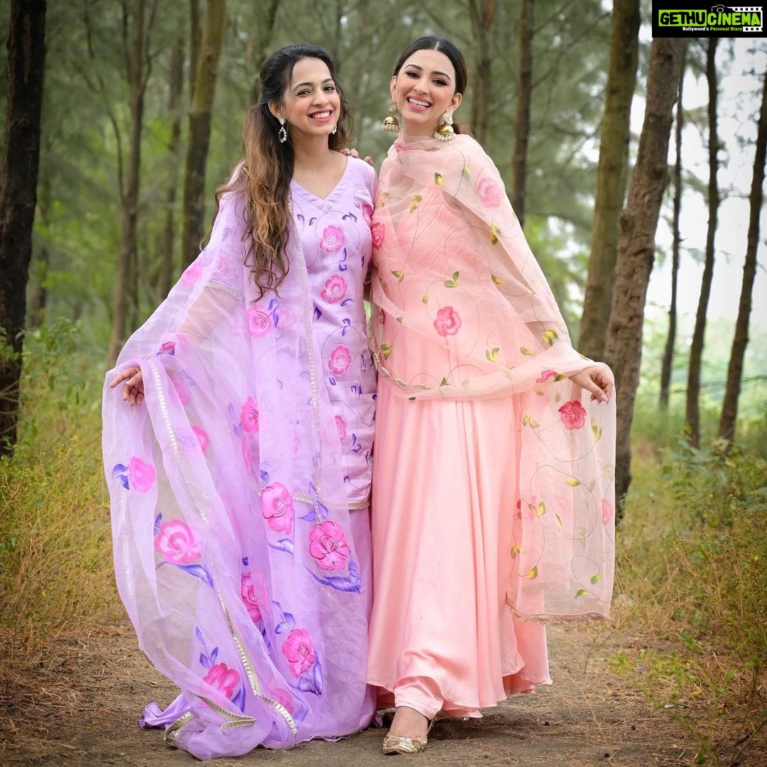 Eshanya Maheshwari Instagram - Khene ke liye hai bhaidooj Par hai yeh din bhi rakhi ki tarah mein apni iss pyaari behan ke saath manati hoon ππ§Ώπ @bhavikamaheswari10 Happy #bhaidooj to all my #instafamily Sisters in @aachho H&M by @zuberiya_ansari Photography by @ajayyparmar #bhaidooj #diwali #diwalioutfit #diwalilook #esshanyamaheshwari #esshanya #picoftheday #ootd #fashionista #instastyle #sisters #maheshwarisisters #aachho