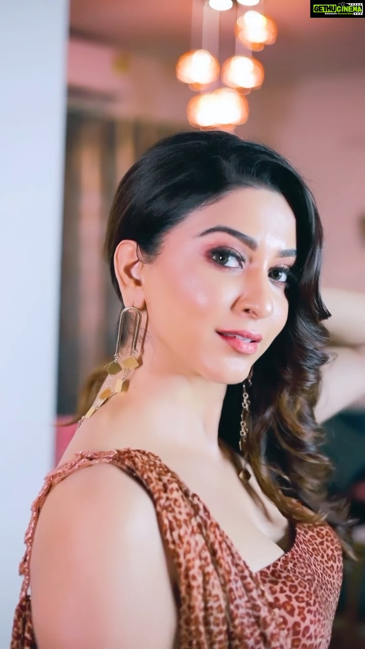 Eshanya Maheshwari Instagram - ✨HAPPY NEW YEAR✨ May your life be full of happiness and new opportunities 😇 Outfit by @karishmaashita Makeup by @nishisingh_muah Hair by @imambihairstylist Styling by @bhoomibhanushali Videography by @portraitsbyvedant #diwali #newyear #diwalioutfit #happynewyear #diwalireels #reels #reelsinstagram #reelitfeelit #feelitreelit #foryou #diwalilook #diwaliphotoshoot #picoftheday #lookoftheday #pose #photoshoot #esshanyamaheshwari #esshanya #fashionblogger #styleblogger #instafashion #lover #nayasaal