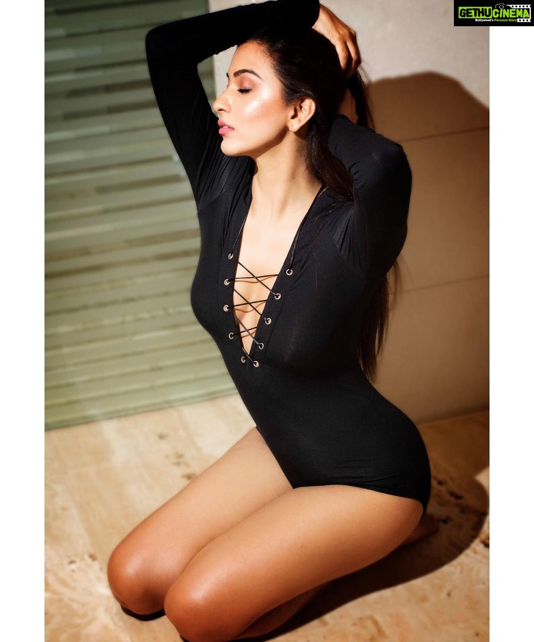 Eshanya Maheshwari Instagram - YOU THINK YOU KNOW ME. BUT YOU HAVE NO IDEA WHO I’M. ✨ #ladyboss #newme #changeisgood #🖤 #fashionmodel #attitude #styleblogger #instablogger #fashionblogger #poser #photoshoot #eshanyamaheshwari #EM photographer- @ruskinfelix H&M- @zuberiya_ansari