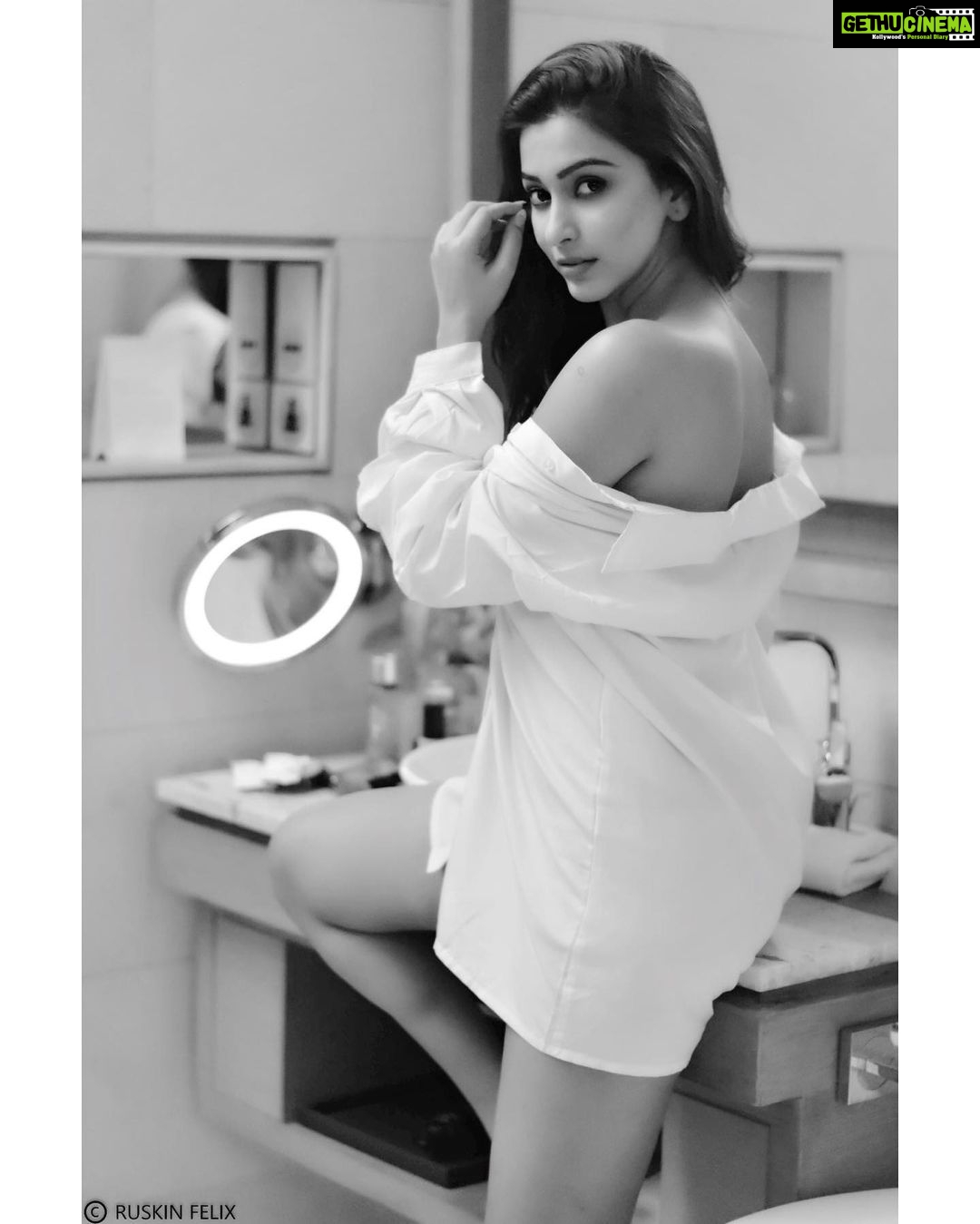 Eshanya Maheshwari Instagram - Caught between a strong mind, and a fragile heart. #noiretblanc #b&w #eshanyamaheshwari Photographer- @ruskinfelix H&M- @zuberiya_ansari