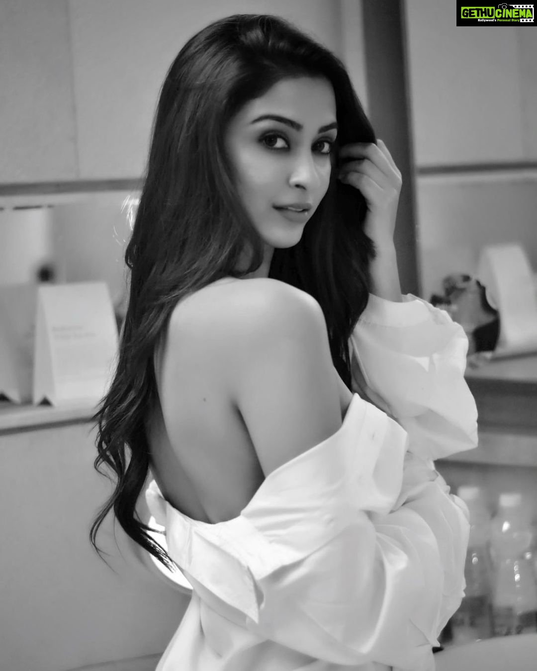 Eshanya Maheshwari Instagram - Don’t be easy to define. Let them wonder About you... #weekend #weekendvibes #blackandwhite #🖤 Photographer- @ruskinfelix H&M- @zuberiya_ansari