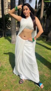 Eshanya Maheshwari Instagram - Broken ❤️‍🩹 but beautiful 😉 Following trend but mostly keeping up my mood in this situation 😊 Follow me on josh app for more exclusive videos @officialjoshapp #ooantavaooooantava #pushpa #dancereels #trending #josh #esshanyamaheshwari #esshanya