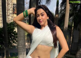 Eshanya Maheshwari Instagram - Broken ❤️‍🩹 but beautiful 😉 Following trend but mostly keeping up my mood in this situation 😊 Follow me on josh app for more exclusive videos @officialjoshapp #ooantavaooooantava #pushpa #dancereels #trending #josh #esshanyamaheshwari #esshanya