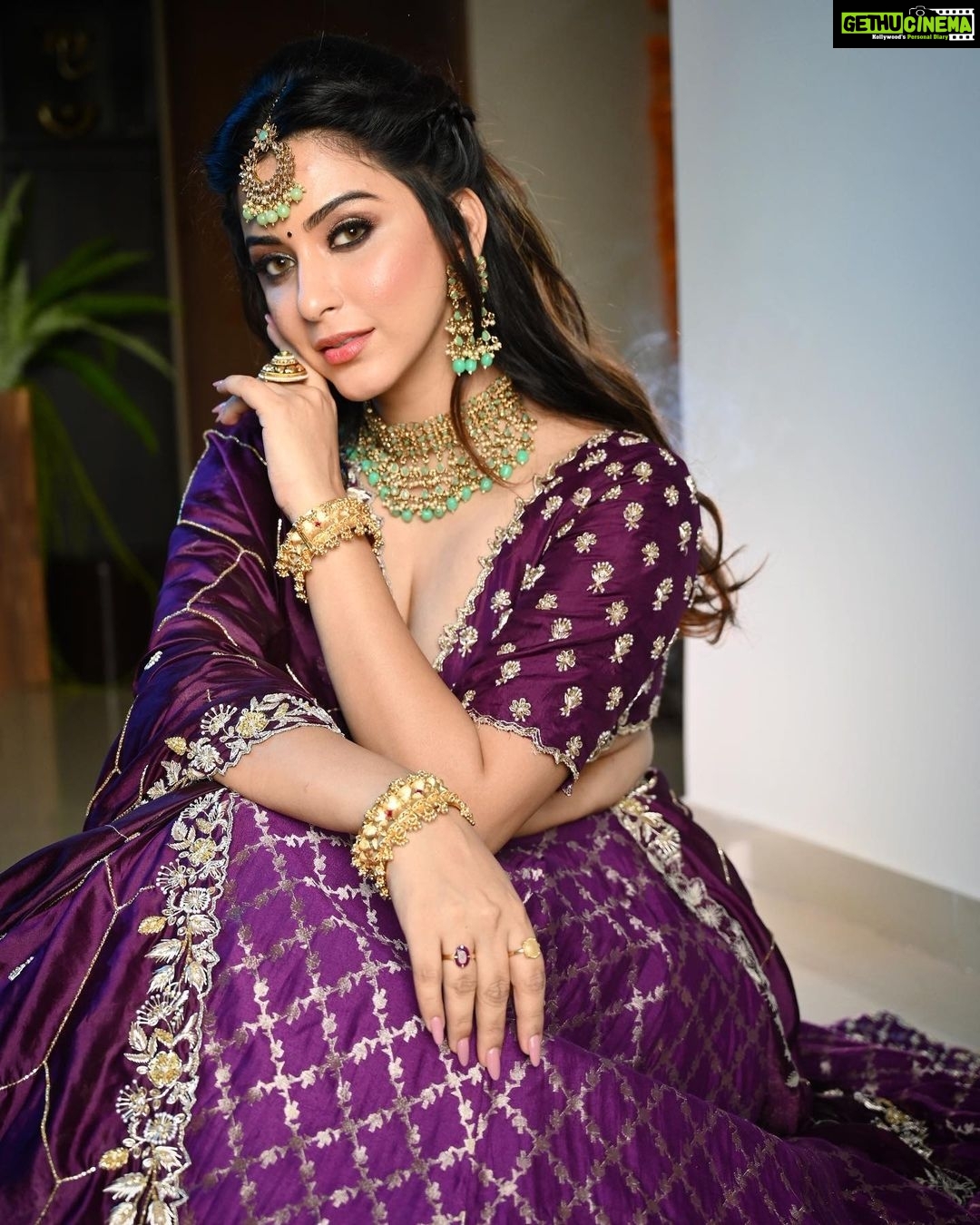 Eshanya Maheshwari Instagram - HAPPY DHANTERAS 💰✨💰 May your life be full of happiness and harmony with enough wealth to give you all comforts you ever wished. Stay blessed 😇 Outfit by @karishmaashita Makeup by @nishisingh_muah Hair by @imambihairstylist Styling by @bhoomibhanushali Photography by @ajayyparmar #diwali #dhanteras #diwalioutfit #diwalilook #diwaliphotoshoot #picoftheday #lookoftheday #pose #photoshoot #esshanyamaheshwari #esshanya #fashionblogger #styleblogger #instafashion