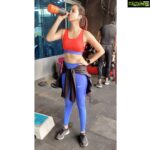 Eshanya Maheshwari Instagram - 7 days challenge accepted 😁💪🏻 #fitnesschallange #sundaying #noexcuses #newyearprep #beachbodyondemand Picture courtesy- @bmaheshwari10 El gymnasio