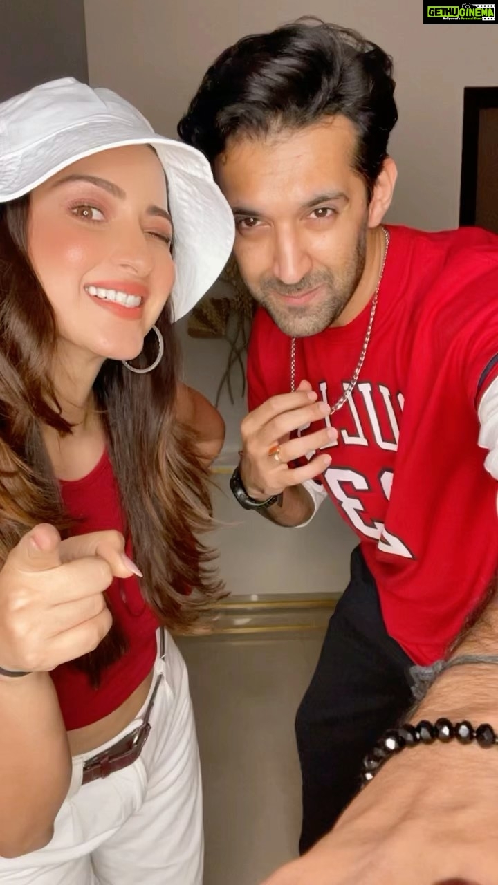 Eshanya Maheshwari Instagram - This Diwali dress up in a style 😉 Follow me on josh app for more exclusive videos @officialjoshapp #diwalionjosh #diwali #diwalivibes✨ #diwalioutfit #diwalireels #reels #challenge #reelitfeelit #feelitreelit #esshanya #reelsinstagram #esshanyamaheshwari