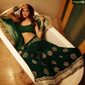Eshanya Maheshwari Instagram - I WONDER WHAT I LOOK LIKE IN YOUR EYES.. ? 🤔✨💫 #weddinglook #indian #desigirl #model #actor #blogger #bloggerstyle #instablogger #fashionblogger #poser #photoshoot Outfit designed by- @maheswariswati 🤗 Photographer- @mahendra_rd 📸