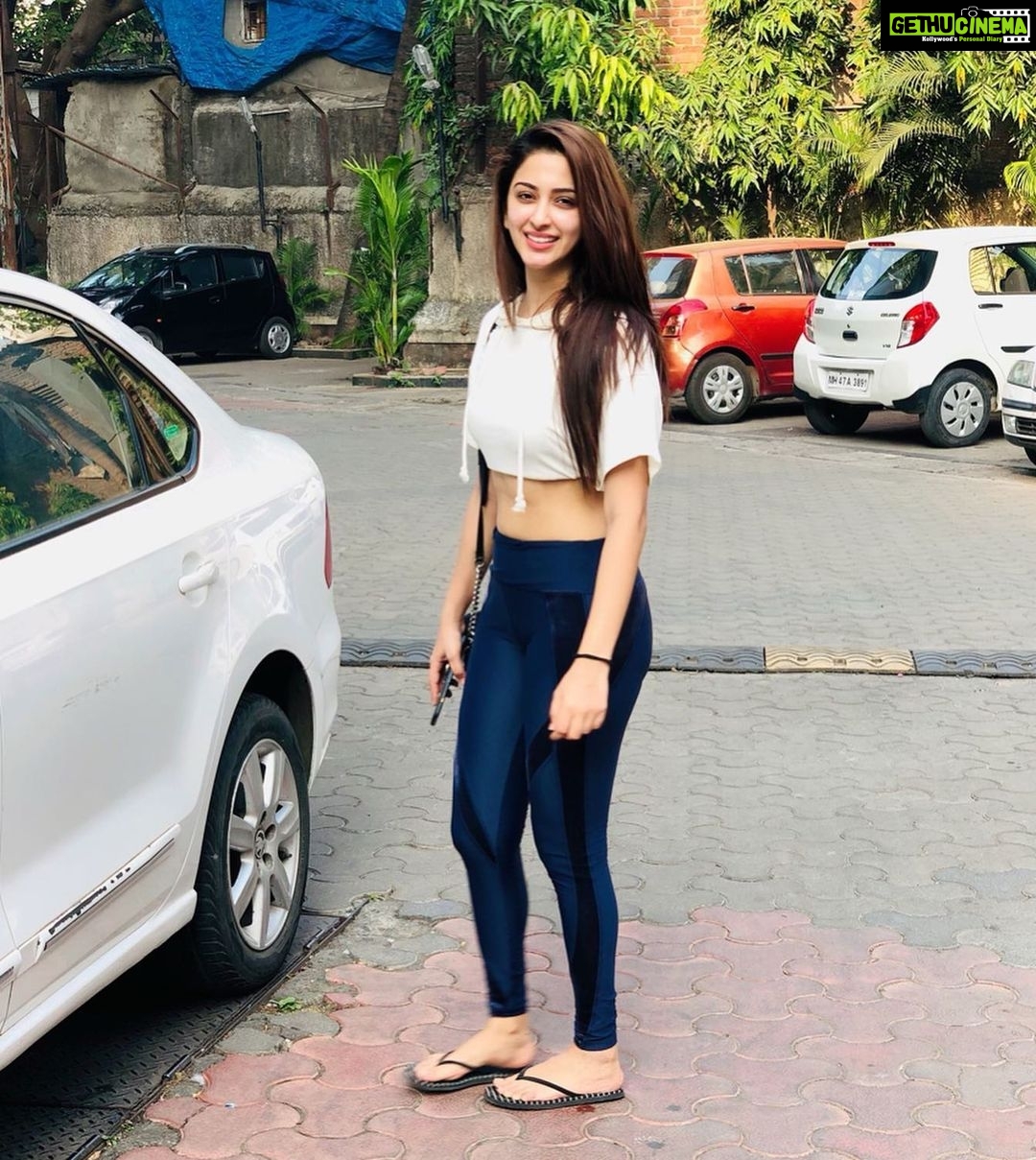 Eshanya Maheshwari Instagram - Got papped 📸 post workout by my own paparazzi @bmaheshwari10 🤣🤣😜🙈🤓 #postworkout #papped #candid #monday #mondayblues #gymlook #fitgirls #eshanyamaheshwari El gymnasio