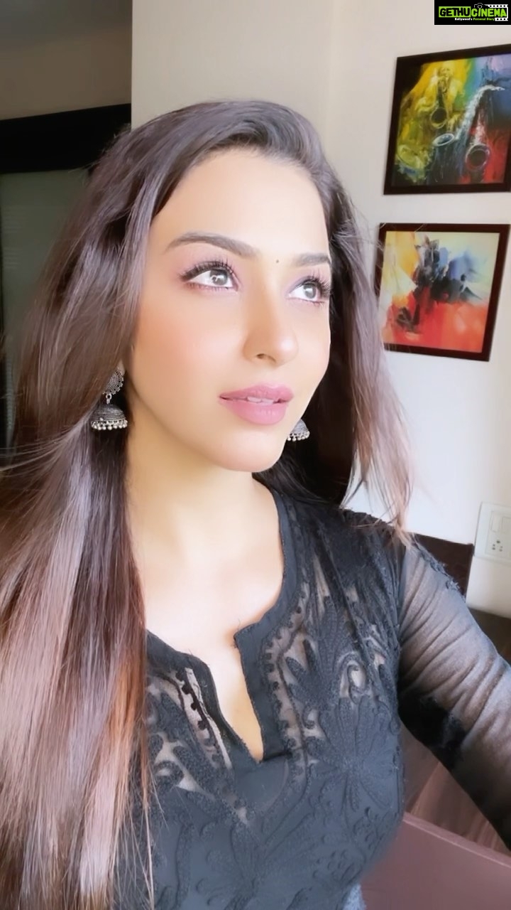 Eshanya Maheshwari Instagram - Bin maange jo mil jaye woh kushi ki talab thi heen kahan… Yeh dil main tho khwahish hai uski Jiska milna mumkeen heen kahan… 🖤 Follow me on josh app for more exclusive videos 💁🏻♀️ @officialjoshapp #hasibangaye #hasi #love #hope #magic #kyakhoobrabnekiya #reels #instareels #instagood #instadaily #reelitfeelit #esshanyamaheshwari