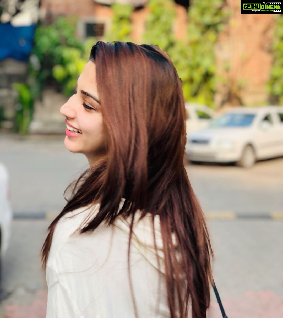Eshanya Maheshwari Instagram - Got papped 📸 post workout by my own paparazzi @bmaheshwari10 🤣🤣😜🙈🤓 #postworkout #papped #candid #monday #mondayblues #gymlook #fitgirls #eshanyamaheshwari El gymnasio