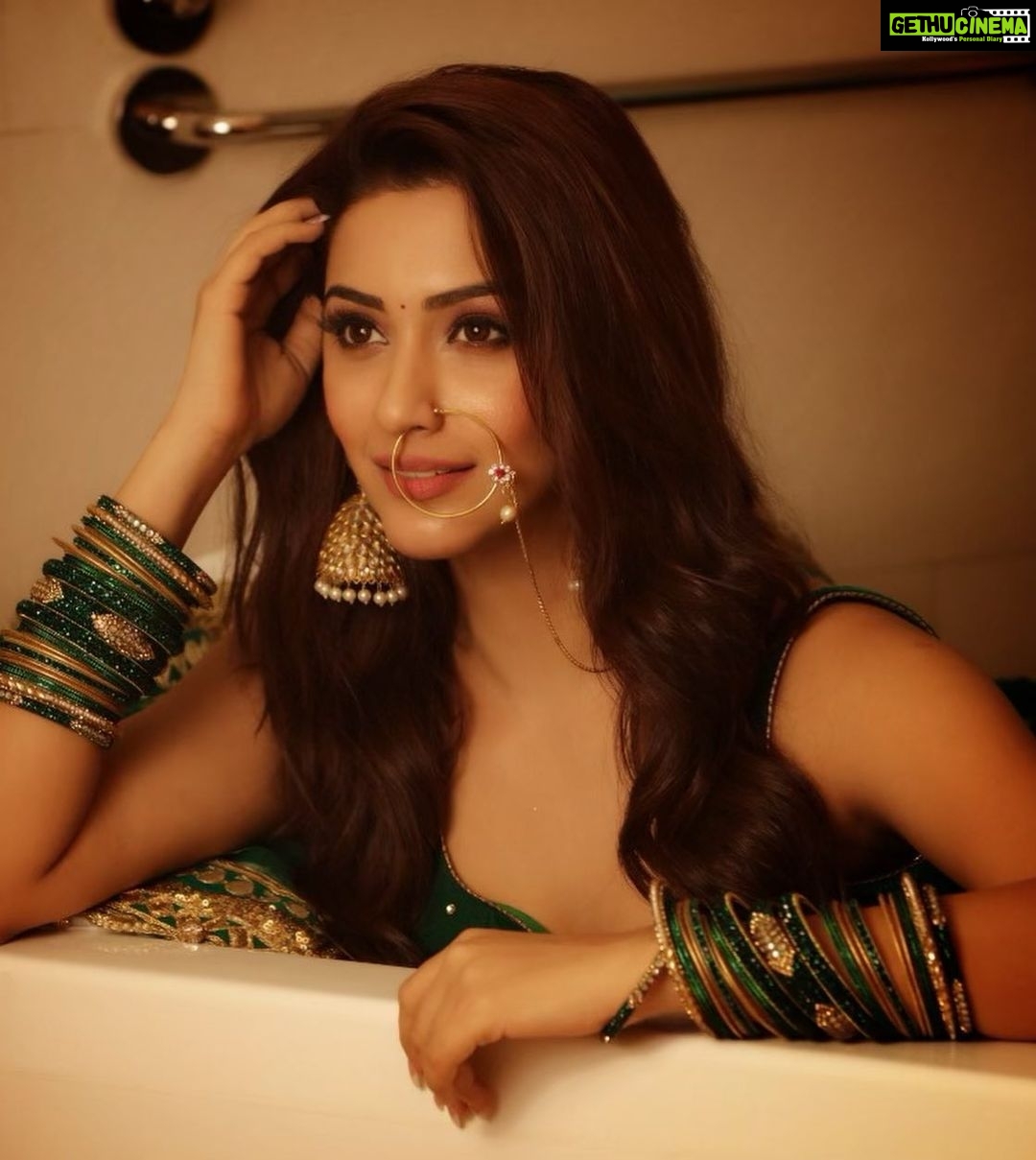 Eshanya Maheshwari Instagram - Happy Diwali & A Very Happy New Year 😊💥 May the auspicious festival of lights, beautifully illuminate every corner of your life by adding sparkling moments of Love, Happiness, Success, and Joy. May you enjoy this festival with high spirits.❣ #happydiwali #happynewyear #diwalivibe #indianwear #festive Photographer- @mahendra_rd Thanks mom for designing this beautiful lehenga for me 😘🤗❤️@maheswariswati
