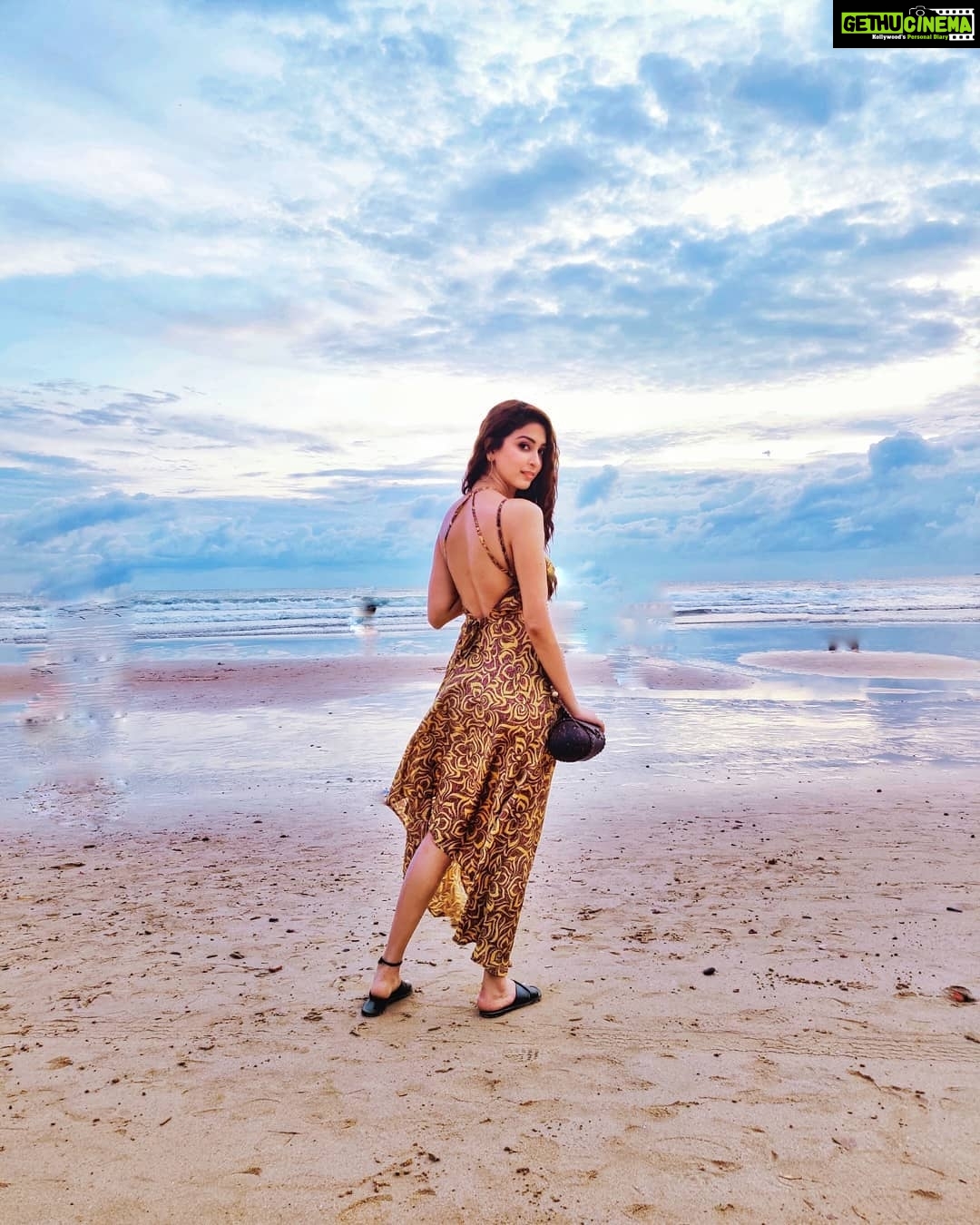 Eshanya Maheshwari Instagram - Meet me where the SKY touches the SEA ๐ โบ๏ธ๐ #Travel๐ #beachbaby #beachlife #goa #bluesky #travelblogger #travelgram #eshanyamaheshwari Goa