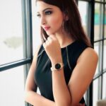 Eshanya Maheshwari Instagram - SO EXCITED to finally reveal the new  ICONIC LINK by @danielwellington for men and women. If you’ve been waiting for an elegant timeless link watch this is THE ONE, you can get 15% off at checkout by using my  code ESHANYA  at danielwellington.com or at DW stores.#danielwellington  #iconiclink Soho House Mumbai