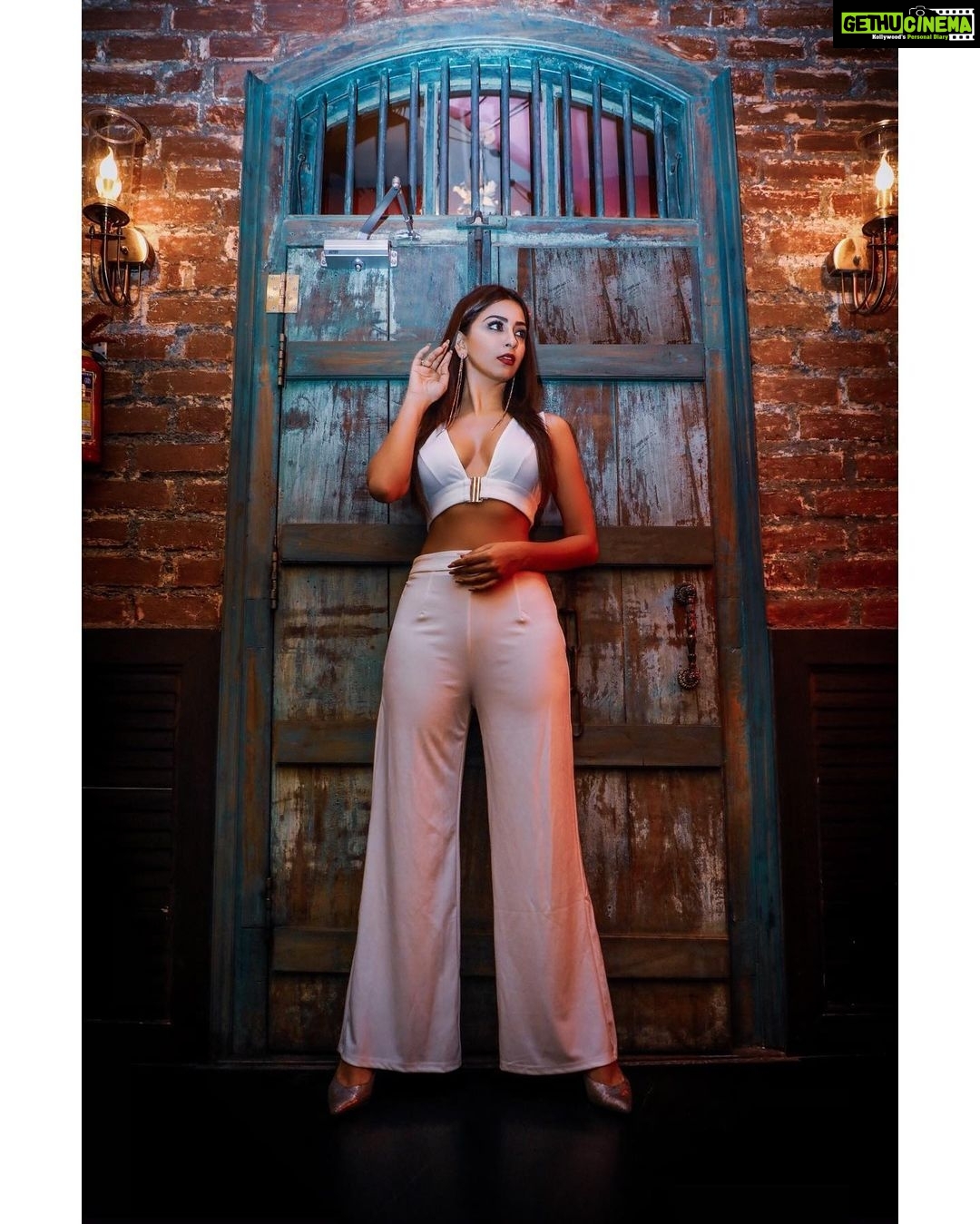 Eshanya Maheshwari Instagram - Be that girl who pays her own bills. Be valuable not available. βπ» #self-respect #rightattitude #selflove #strongwomen Photographer- @ibphotography27 H&M- @shivani_jharia Location- @mitronbarcafe Mitron Cafe & Bar