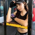 Eshanya Maheshwari Instagram - I love working out while listening to music, it helps me to get freedom from negative thoughts like "I won't ever achieve my fitness goals". I always believed that if we need to experience freedom, we have to free ourselves from our surroundings. These all-new true wireless earphones- ZeroG from @tagg_Digital allows me to free myself from the surroundings and let me focus my workouts properly. #AbsoluteFreedom #TAGG #KeepsYouAhead #TAGGEarphones #TrueWireless Photo courtesy- @2244abhishek #mondaymotivation #gymmotivation #mymusictime #mychoice El gymnasio