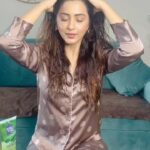 Eshanya Maheshwari Instagram – My hair makes me feel beautiful 💇‍♀️

DIY for shiny hair + Giveaway! 

Want to know the secret behind my long, thick and shiny hair?

* Make this DIY mask at home

BoroPlus Aloe Gel – 3 teaspoon
Yoghurt – 2 teaspoons
Honey – 1 teaspoon
Olive oil – 1 teaspoon

* Mix well and apply on hair and scalp.
* Massage the mixture into the scalp well for 10 minutes. *Let it rest for half an hour and wash. 

Feeling so pampered and relaxed. 😎

Try it yourself once in a week and see the results. Thanks to BoroPlus Aloe Gel! ⭐

Do you have similar Aloe Gel DIY Recipes?

Share those with me and participate in the #AloeMagicWeek contest, to win an exciting gift hamper!

Follow these easy steps to be a part of the contest:

1. Follow @BoroPlusIndia

2. Share your Aloe Gel DIY recipe with me in the comment section or Put up reels and tag @BoroPlusIndia

3. Use #AloeMagicWeek

4. Tag your friends to let them know about the amazing contest!

https://bit.ly/AloeGelMagicWeek

#AloeGel #AloeVera #GiveawayAlert #ContestAlert #HairMask #curlyhairroutine #scalphealth #HairDIY #DIYvideos #DIYhair #Haircare #BoroPlus